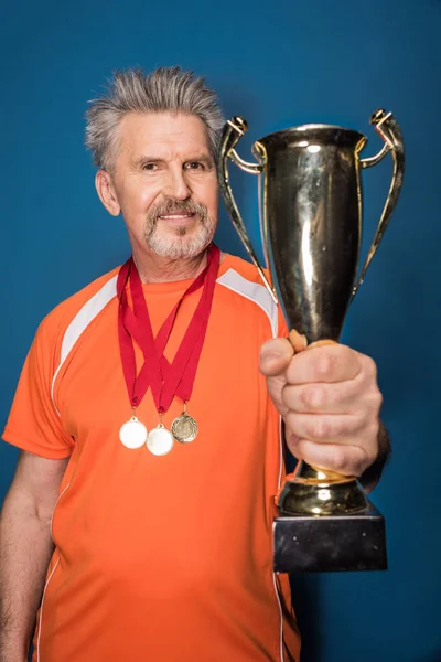 Seniorensportler mit Trophäe — Stockfoto