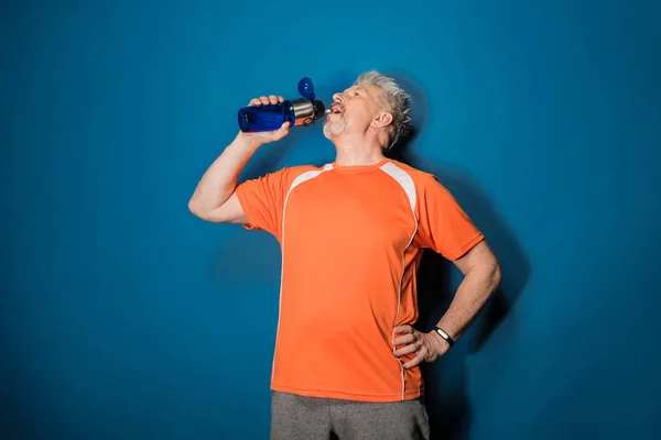 Maduro deportista con botella - foto de stock