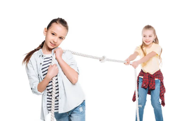 Girls play tug of war — Stock Photo