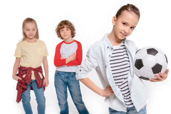 Kinder spielen Fußball — Stockfoto