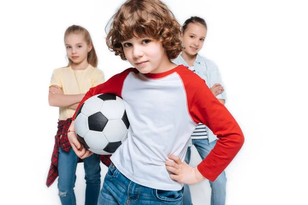 Bambini che giocano a calcio — Foto stock