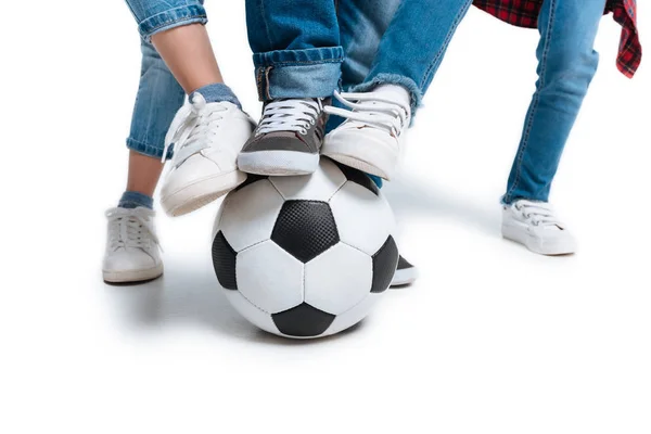 Niños jugando con pelota de fútbol - foto de stock
