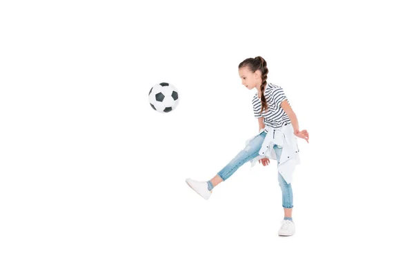Дівчина грає з футбольним м'ячем — стокове фото