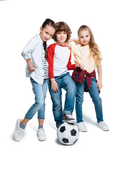 Niños jugando fútbol - foto de stock