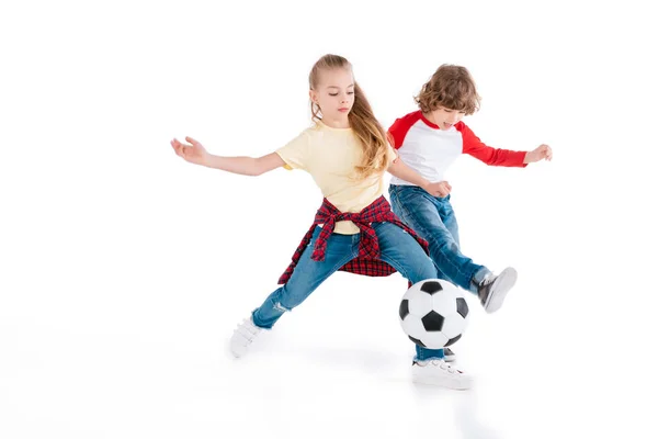 Дітей, гри у футбол — стокове фото