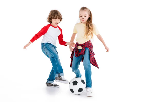 Niños jugando fútbol - foto de stock