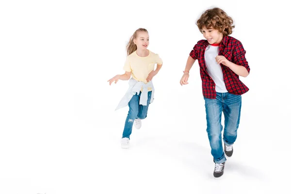 Niños jugando en el juego ponerse al día - foto de stock