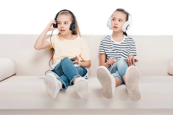 Children using digital devices — Stock Photo