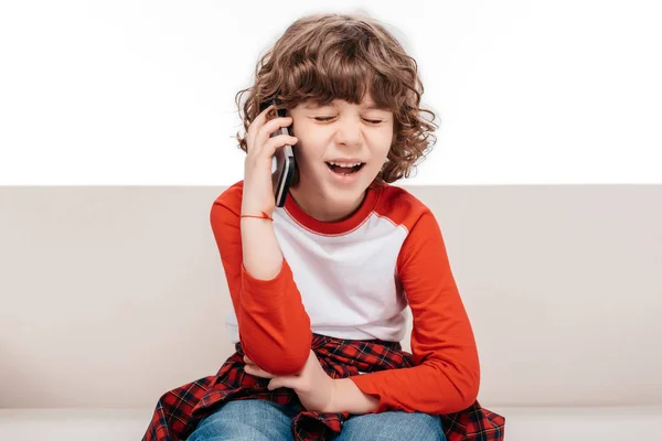 Niño usando teléfono inteligente - foto de stock