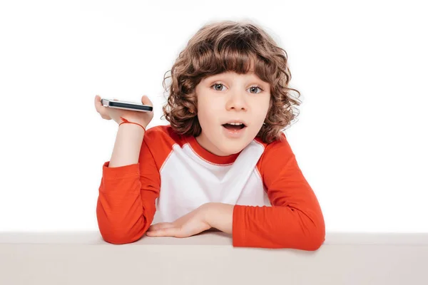 Ребенок с помощью смартфона — стоковое фото