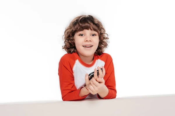 Niño usando teléfono inteligente - foto de stock