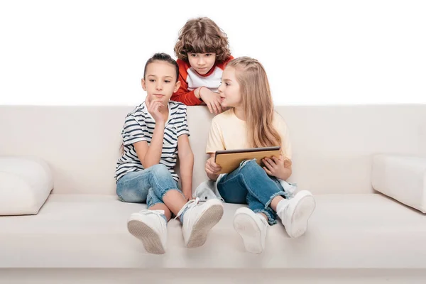 Niños usando tableta digital - foto de stock