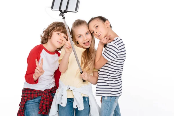 Niños tomando selfie - foto de stock