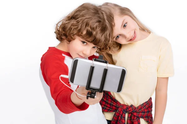 Niños tomando selfie con smartphone - foto de stock