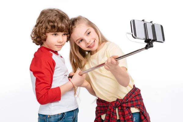 Niños tomando selfie - foto de stock