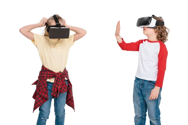 Amigos en auriculares de realidad virtual - foto de stock