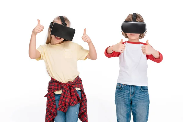Amigos en auriculares de realidad virtual - foto de stock