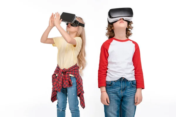 Amici in cuffie realtà virtuale — Foto stock