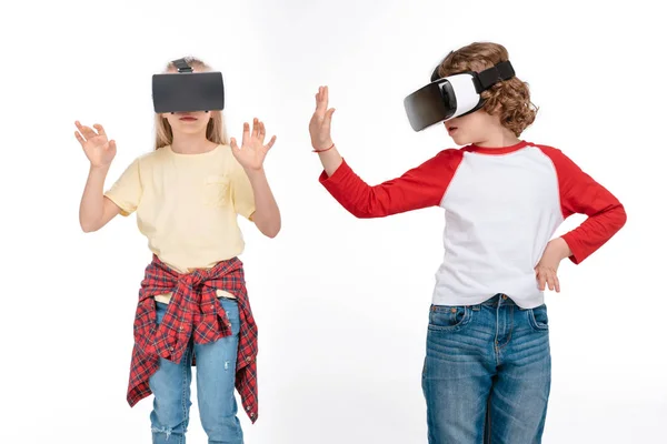 Amigos en auriculares de realidad virtual — Stock Photo