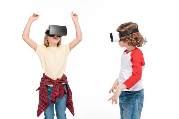 Друзі в гарнітурах віртуальної реальності — стокове фото