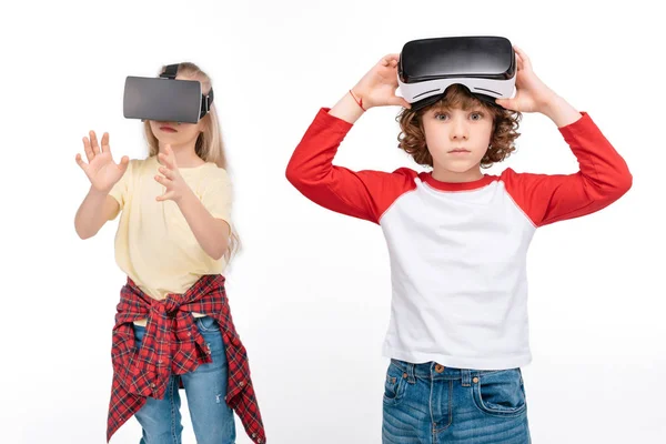 Amici in cuffie realtà virtuale — Foto stock