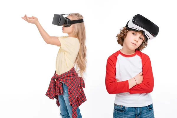 Amici in cuffie realtà virtuale — Foto stock
