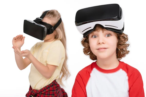 Amigos en auriculares de realidad virtual - foto de stock