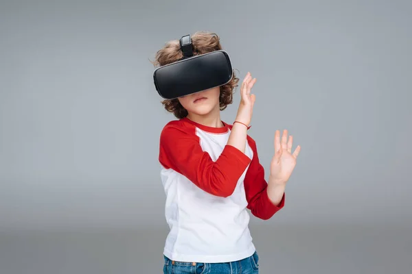 Niño con auriculares de realidad virtual - foto de stock