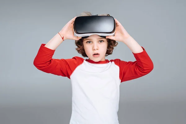 Niño con auriculares de realidad virtual - foto de stock