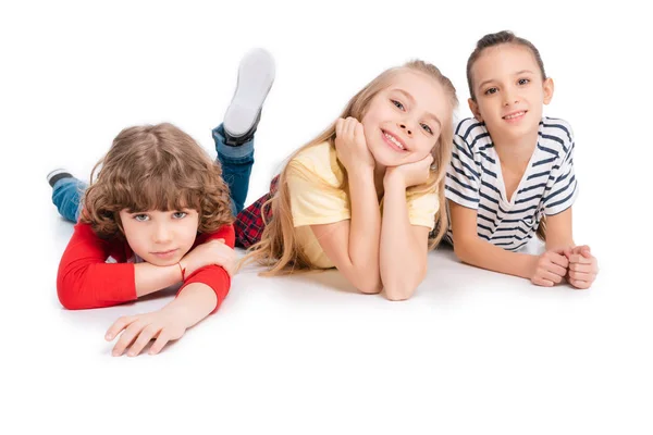 Grupo de amigos tumbados en el suelo - foto de stock