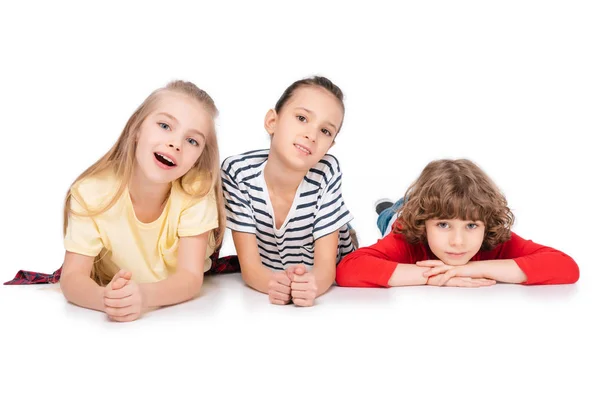 Gruppe von Freunden auf dem Boden liegend — Stockfoto