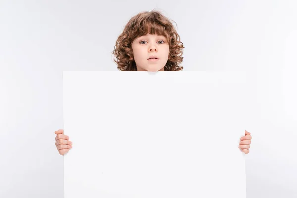 Junge hält weiße Tafel in der Hand — Stockfoto