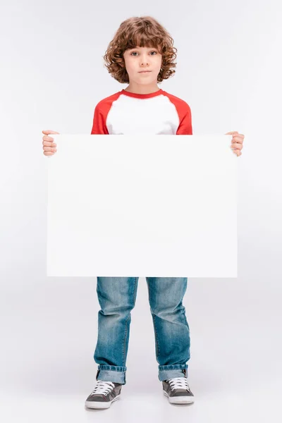 Niño sosteniendo blanco tablero en blanco - foto de stock