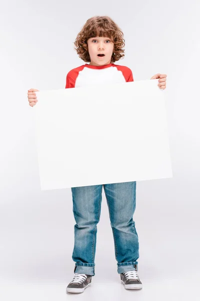 Rapaz segurando placa branca em branco — Fotografia de Stock