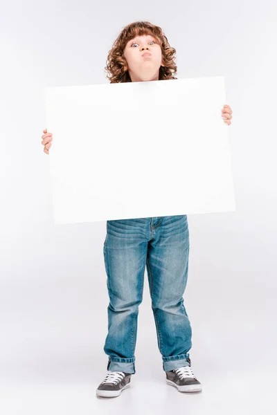 Хлопчик тримає білу порожню дошку — стокове фото