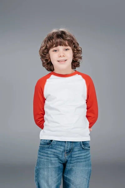 Pequeño niño rizado posando - foto de stock