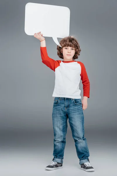 Pequeño niño sosteniendo la burbuja del discurso - foto de stock