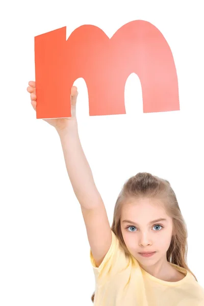 Малыш держит букву алфавита — стоковое фото