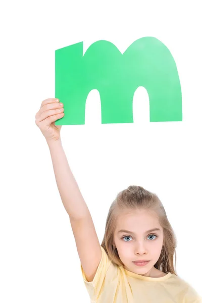 Niño sosteniendo letra del alfabeto — Stock Photo