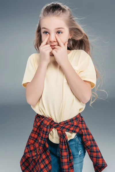 Menina bonito em roupas casuais — Fotografia de Stock