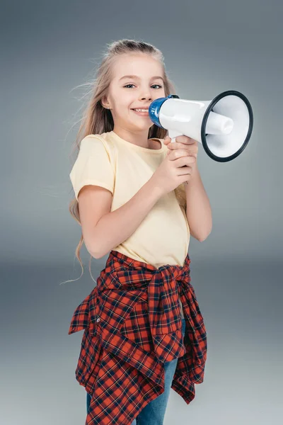 Menina bonito em roupas casuais — Fotografia de Stock