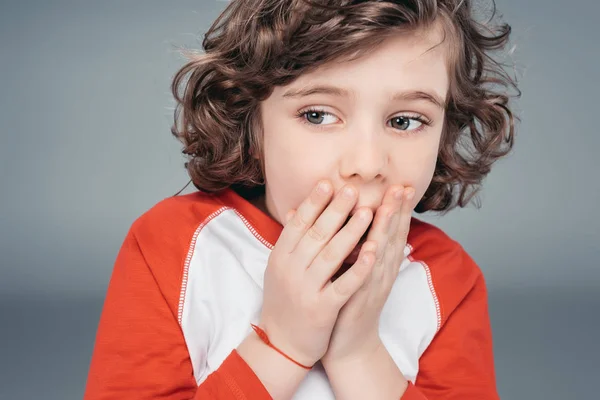 Petit garçon bouclé au studio — Photo de stock