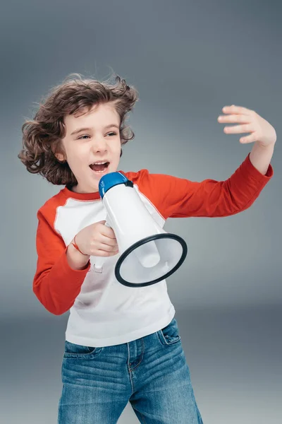 Niño usando altavoz - foto de stock