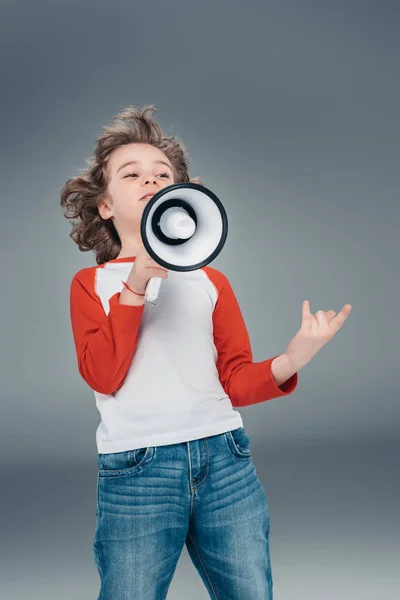 Menino usando alto-falante — Fotografia de Stock