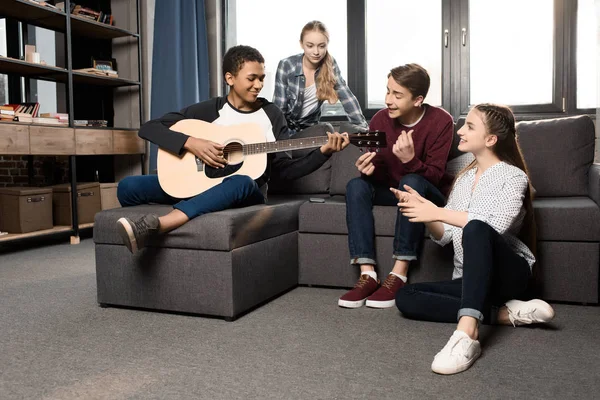 Adolescents jouant de la guitare acoustique — Photo de stock