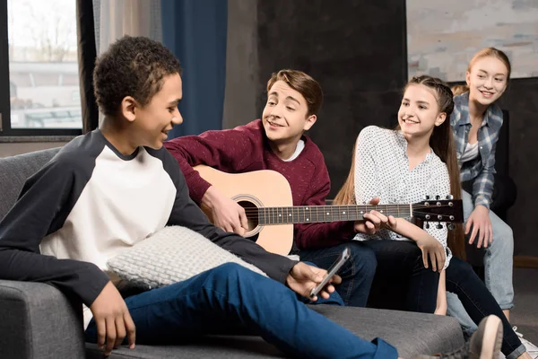 Adolescents jouant de la guitare acoustique — Photo de stock