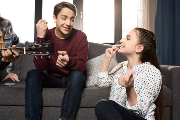 Teenagers listening music and singing — Stock Photo