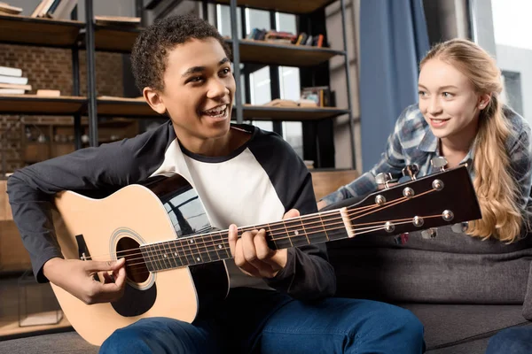 Adolescentes tocando guitarra acustica - foto de stock