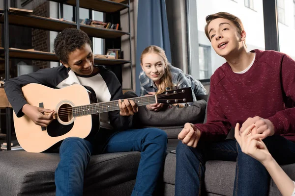Teenagers playing acustic guitar — Stock Photo