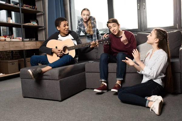 Adolescentes tocando guitarra acustica - foto de stock